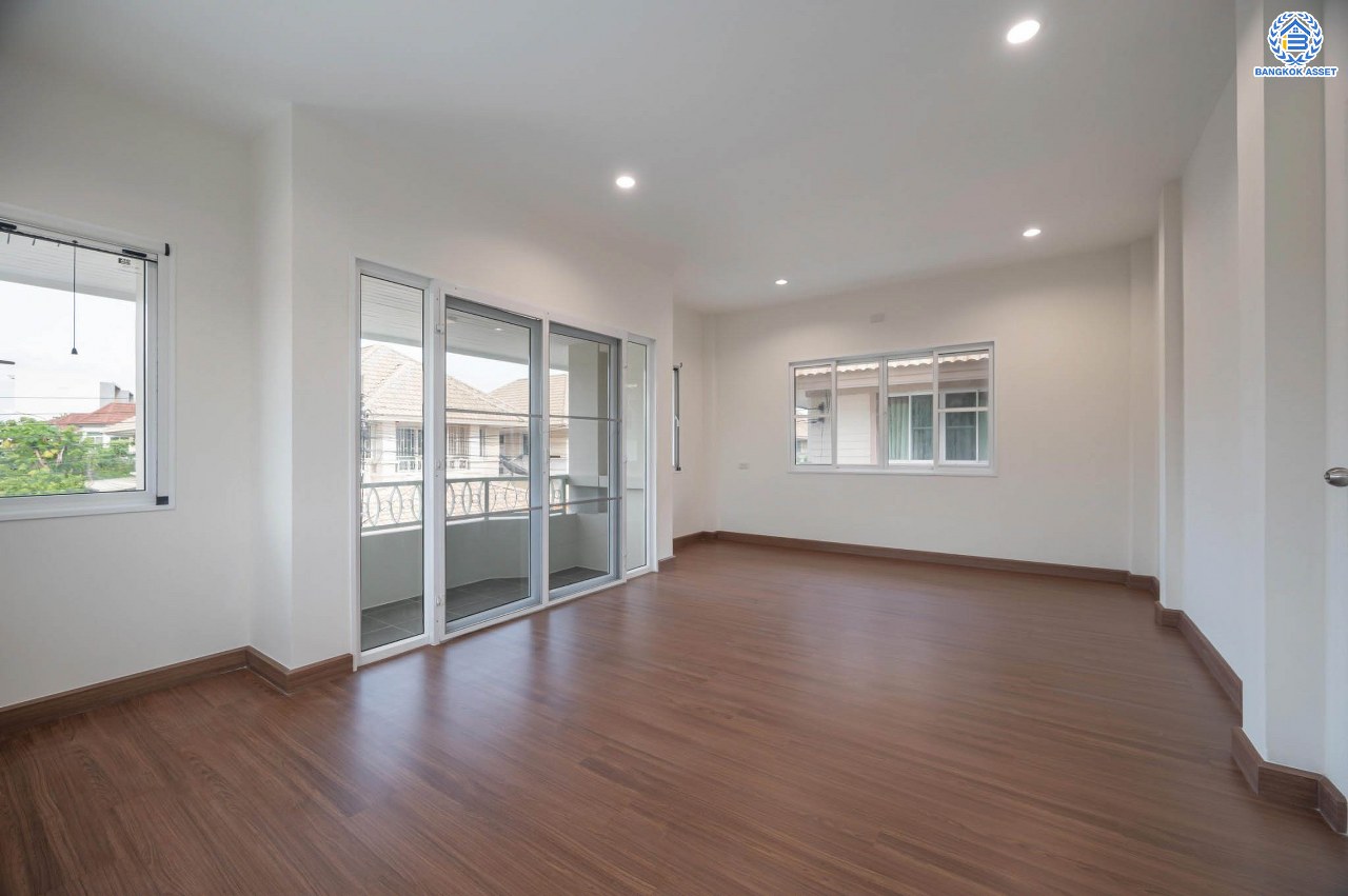 บ้านมือสองตกแต่งใหม่ โครงการ อรุณวดี พระราม5-รัตนาธิเบศร์ หลังมุม เนื้อที่ 50.4 ตร.ว. ฟังก์ชัน 3 ห้องนอน 2 ห้องน้ำ 1 ห้องอเนกประสงค์ จอดรถได้ 1 คัน บนทำเลทำเลศักยภาพ ติดถนนราชพฤกษ์ เชื่อมต่อทุกการเดินทาง ใกล้รถไฟฟ้าสายสีม่วง "สถานีบางรักใหญ่" และจุดขึ้นทางด่วน "ศรีรัช"